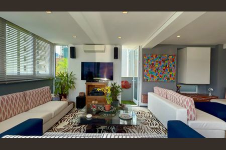 Apartamento à venda com 325m², 3 quartos e 2 vagas Apartamento à venda com 325m², 3 quartos e 2 vagasSala de TV