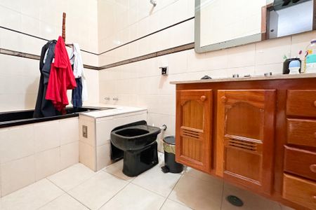 Casa à venda com 260m², 4 quartos e 2 vagasBanheiro da Suíte 1 - Casa 1