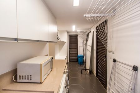 Casa de condomínio à venda com 640m², 5 quartos e 5 vagas Casa de condomínio à venda com 640m², 5 quartos e 5 vagasÁrea de Serviço