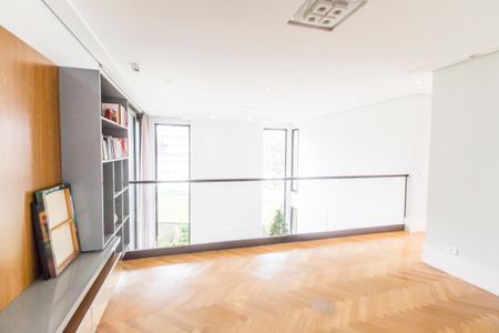 Casa de condomínio à venda com 640m², 5 quartos e 5 vagas Casa de condomínio à venda com 640m², 5 quartos e 5 vagasSala