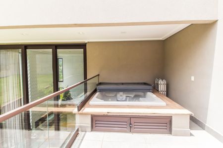 Casa de condomínio à venda com 640m², 5 quartos e 5 vagas Casa de condomínio à venda com 640m², 5 quartos e 5 vagasVarandaHidromassagem