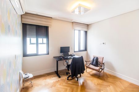 Casa de condomínio à venda com 640m², 5 quartos e 5 vagas Casa de condomínio à venda com 640m², 5 quartos e 5 vagasSuíte 4