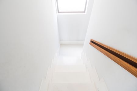 Casa de condomínio à venda com 640m², 5 quartos e 5 vagas Casa de condomínio à venda com 640m², 5 quartos e 5 vagasEscada