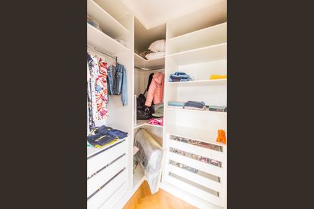 Casa de condomínio à venda com 640m², 5 quartos e 5 vagas Casa de condomínio à venda com 640m², 5 quartos e 5 vagasCloset da suíte