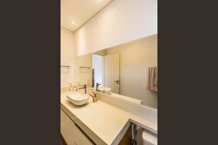 Casa de condomínio à venda com 640m², 5 quartos e 5 vagas Casa de condomínio à venda com 640m², 5 quartos e 5 vagasBanheiro da Suíte