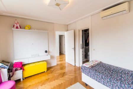 Casa de condomínio à venda com 640m², 5 quartos e 5 vagas Casa de condomínio à venda com 640m², 5 quartos e 5 vagasSuíte 2