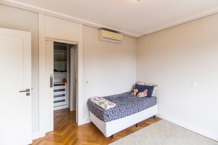 Casa de condomínio à venda com 640m², 5 quartos e 5 vagas Casa de condomínio à venda com 640m², 5 quartos e 5 vagasSuíte 2