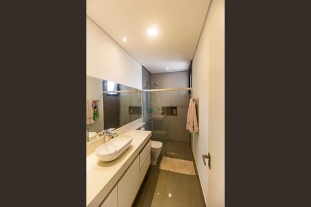 Casa de condomínio à venda com 640m², 5 quartos e 5 vagas Casa de condomínio à venda com 640m², 5 quartos e 5 vagasBanheiro da Suíte