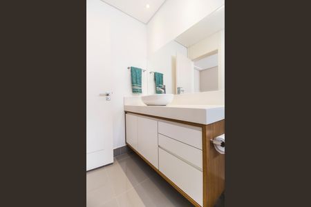 Casa de condomínio à venda com 640m², 5 quartos e 5 vagas Casa de condomínio à venda com 640m², 5 quartos e 5 vagasBanheiro da Suíte