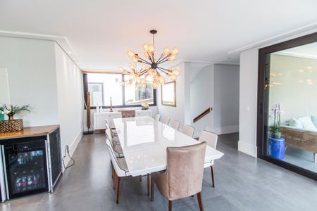 Casa de condomínio à venda com 640m², 5 quartos e 5 vagas Casa de condomínio à venda com 640m², 5 quartos e 5 vagasSala