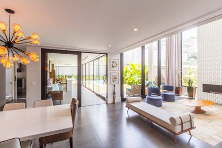 Sala  de casa de condomínio à venda com 5 quartos, 640m² em Colinas da Anhanguera, Santana de Parnaíba