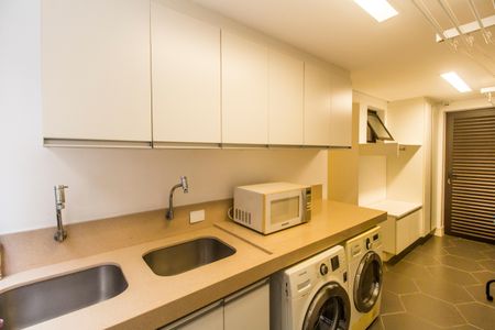 Casa de condomínio à venda com 640m², 5 quartos e 5 vagas Casa de condomínio à venda com 640m², 5 quartos e 5 vagasÁrea de Serviço