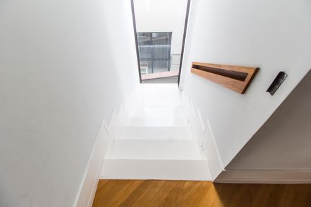 Casa de condomínio à venda com 640m², 5 quartos e 5 vagasEscada