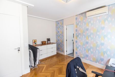 Casa de condomínio à venda com 640m², 5 quartos e 5 vagas Casa de condomínio à venda com 640m², 5 quartos e 5 vagasSuíte 4