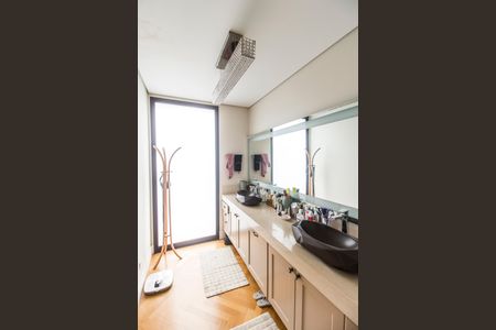 Casa de condomínio à venda com 640m², 5 quartos e 5 vagas Casa de condomínio à venda com 640m², 5 quartos e 5 vagasBanheiro da Suíte