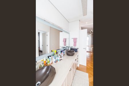 Casa de condomínio à venda com 640m², 5 quartos e 5 vagas Casa de condomínio à venda com 640m², 5 quartos e 5 vagasBanheiro da Suíte