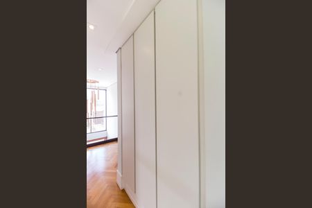 Casa de condomínio à venda com 640m², 5 quartos e 5 vagas Casa de condomínio à venda com 640m², 5 quartos e 5 vagasDetalhe