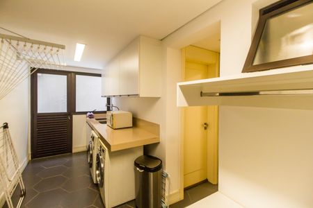 Casa de condomínio à venda com 640m², 5 quartos e 5 vagas Casa de condomínio à venda com 640m², 5 quartos e 5 vagasÁrea de Serviço