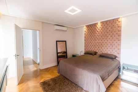 Casa de condomínio à venda com 640m², 5 quartos e 5 vagas Casa de condomínio à venda com 640m², 5 quartos e 5 vagasSuíte master