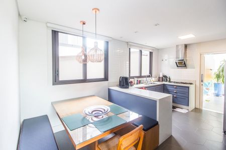 Casa de condomínio à venda com 640m², 5 quartos e 5 vagas Casa de condomínio à venda com 640m², 5 quartos e 5 vagasCozinha