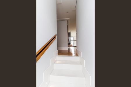 Casa de condomínio à venda com 640m², 5 quartos e 5 vagas Casa de condomínio à venda com 640m², 5 quartos e 5 vagasEscada