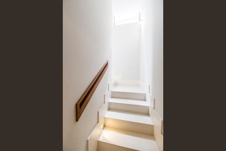 Casa de condomínio à venda com 640m², 5 quartos e 5 vagas Casa de condomínio à venda com 640m², 5 quartos e 5 vagasEscada