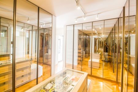 Casa de condomínio à venda com 640m², 5 quartos e 5 vagas Casa de condomínio à venda com 640m², 5 quartos e 5 vagasCloset da suíte