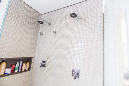 Casa de condomínio à venda com 640m², 5 quartos e 5 vagas Casa de condomínio à venda com 640m², 5 quartos e 5 vagasBanheiro da Suíte