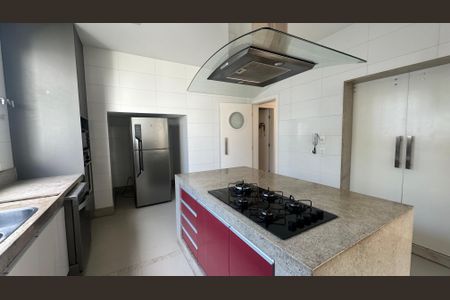 Casa à venda com 614m², 7 quartos e 8 vagas Casa à venda com 614m², 7 quartos e 8 vagasCozinha