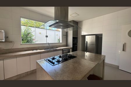 Casa à venda com 614m², 7 quartos e 8 vagas Casa à venda com 614m², 7 quartos e 8 vagasCozinha