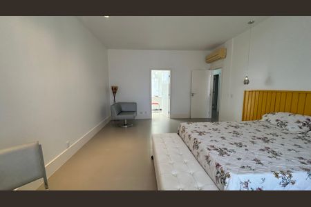 Casa à venda com 614m², 7 quartos e 8 vagas Casa à venda com 614m², 7 quartos e 8 vagasQuarto 2