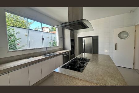 Casa à venda com 614m², 7 quartos e 8 vagas Casa à venda com 614m², 7 quartos e 8 vagasCozinha