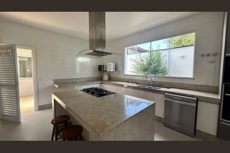 Casa à venda com 614m², 7 quartos e 8 vagas Casa à venda com 614m², 7 quartos e 8 vagasCozinha