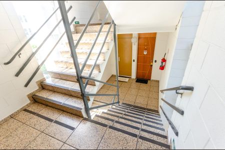 Apartamento para alugar com 43m², 2 quartos e 1 vaga Apartamento para alugar com 43m², 2 quartos e 1 vagaEscada