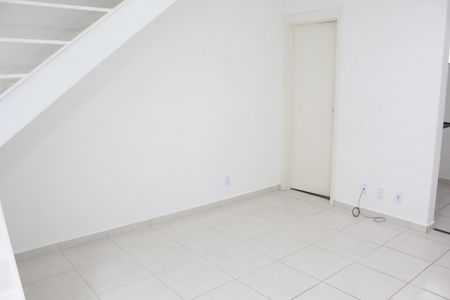 Sala de casa de condomínio para alugar com 2 quartos, 83m² em Bairro Jardim Nossa Senhora das Graças, Cotia