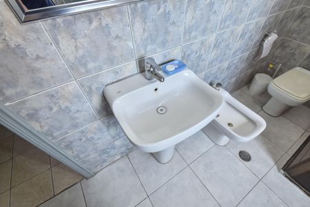 Casa à venda com 292m², 4 quartos e 8 vagas Casa à venda com 292m², 4 quartos e 8 vagasBanheiro da suíte