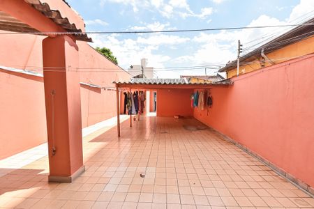 Casa à venda com 292m², 4 quartos e 8 vagas Casa à venda com 292m², 4 quartos e 8 vagasQuintal - área de serviço