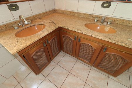 Casa para alugar com 400m², 3 quartos e 4 vagasBanheiro da Suíte 2 - Pias