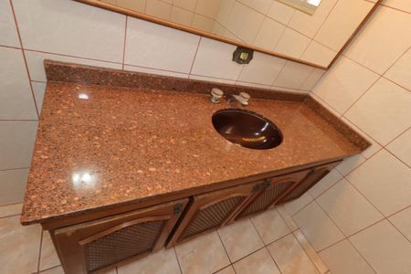 Casa para alugar com 400m², 3 quartos e 4 vagasBanheiro da Suíte 1 - Pia