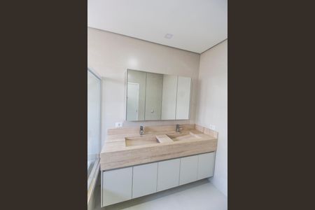 Casa de condomínio à venda com 387m², 4 quartos e 5 vagas Casa de condomínio à venda com 387m², 4 quartos e 5 vagasBanheiro da Suíte