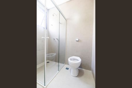 Casa de condomínio à venda com 387m², 4 quartos e 5 vagas Casa de condomínio à venda com 387m², 4 quartos e 5 vagasBanheiro da Suíte