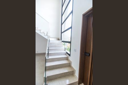 Casa de condomínio à venda com 387m², 4 quartos e 5 vagas Casa de condomínio à venda com 387m², 4 quartos e 5 vagasEscada