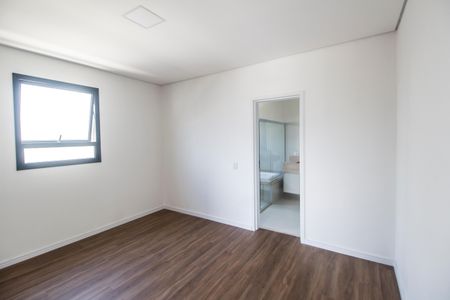 Casa de condomínio à venda com 387m², 4 quartos e 5 vagas Casa de condomínio à venda com 387m², 4 quartos e 5 vagasCloset da suíte