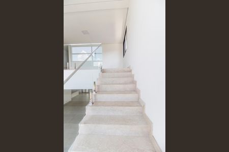 Casa de condomínio à venda com 387m², 4 quartos e 5 vagas Casa de condomínio à venda com 387m², 4 quartos e 5 vagasEscada