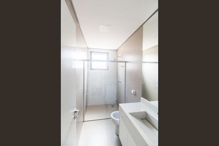 Casa de condomínio à venda com 387m², 4 quartos e 5 vagas Casa de condomínio à venda com 387m², 4 quartos e 5 vagasBanheiro da Suíte