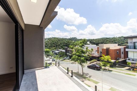 Casa de condomínio à venda com 387m², 4 quartos e 5 vagas Casa de condomínio à venda com 387m², 4 quartos e 5 vagasVaranda