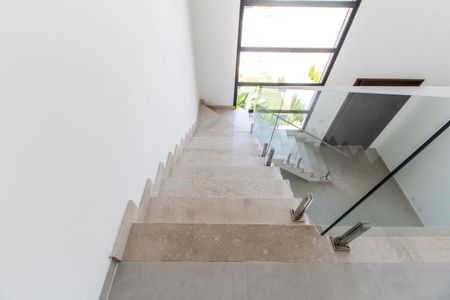 Casa de condomínio à venda com 387m², 4 quartos e 5 vagas Casa de condomínio à venda com 387m², 4 quartos e 5 vagasEscada