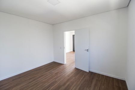 Casa de condomínio à venda com 387m², 4 quartos e 5 vagas Casa de condomínio à venda com 387m², 4 quartos e 5 vagasCloset da suíte