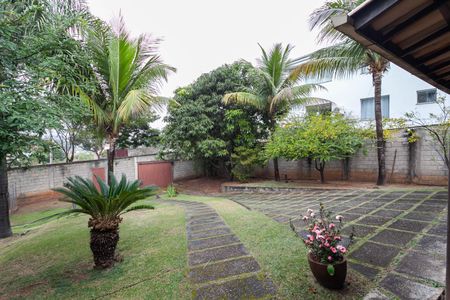 Casa à venda com 1000m², 4 quartos e 8 vagas Casa à venda com 1000m², 4 quartos e 8 vagasQuintal