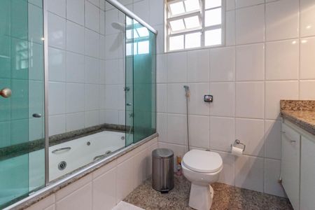 Casa à venda com 1000m², 4 quartos e 8 vagas Casa à venda com 1000m², 4 quartos e 8 vagasBanheiro da suíte